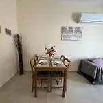 Center, 5 Min To Beach, Fully Renovated لارنكا